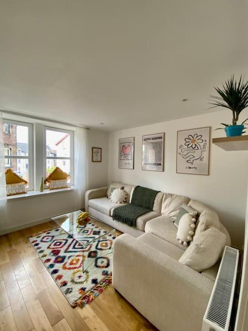 3-Bedroom Flat In The City Centre Next To The River Ness Інвернесс Екстер'єр фото