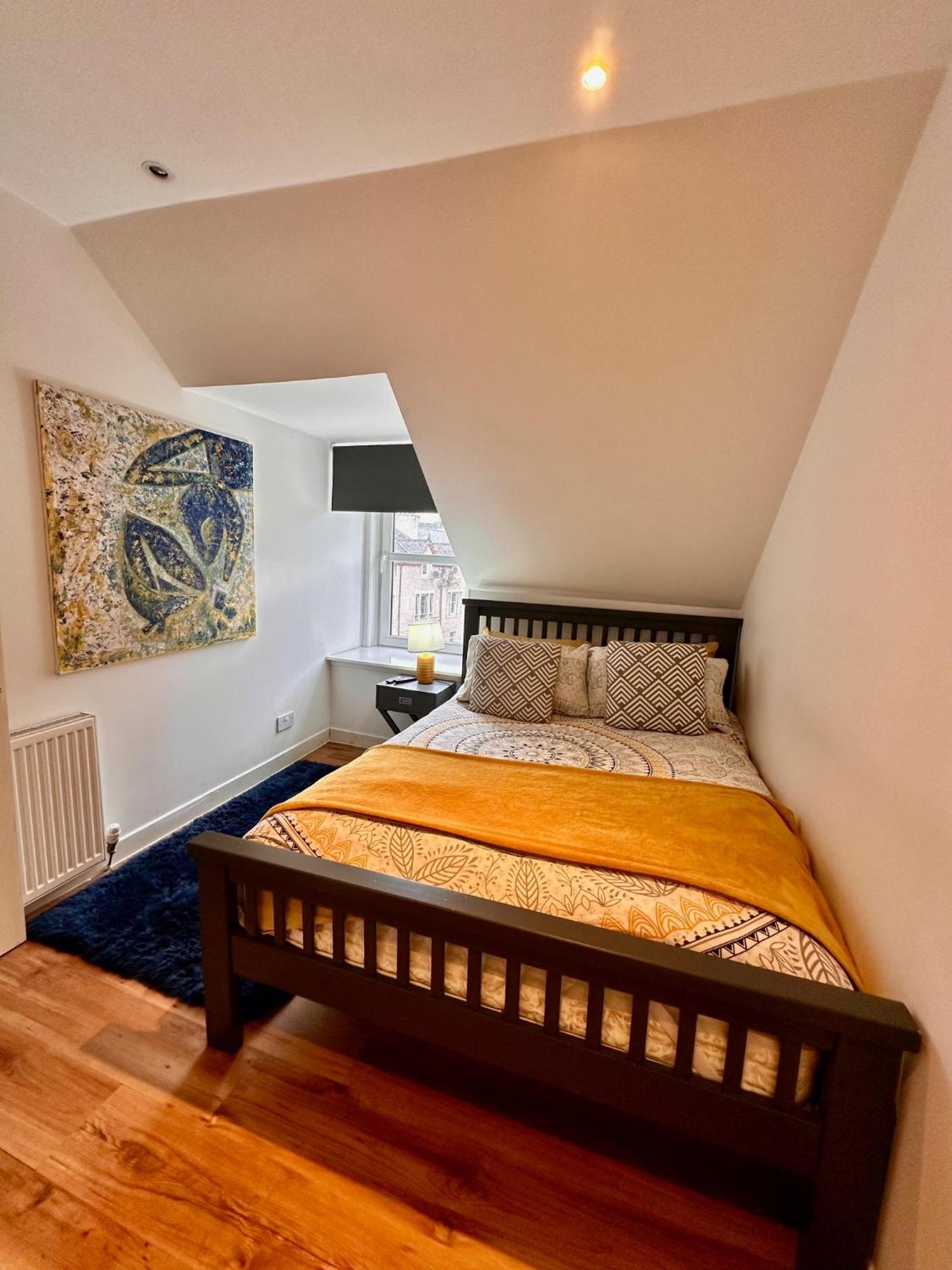 3-Bedroom Flat In The City Centre Next To The River Ness Інвернесс Екстер'єр фото